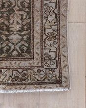 Load image into Gallery viewer, Vintage Rug No. 150